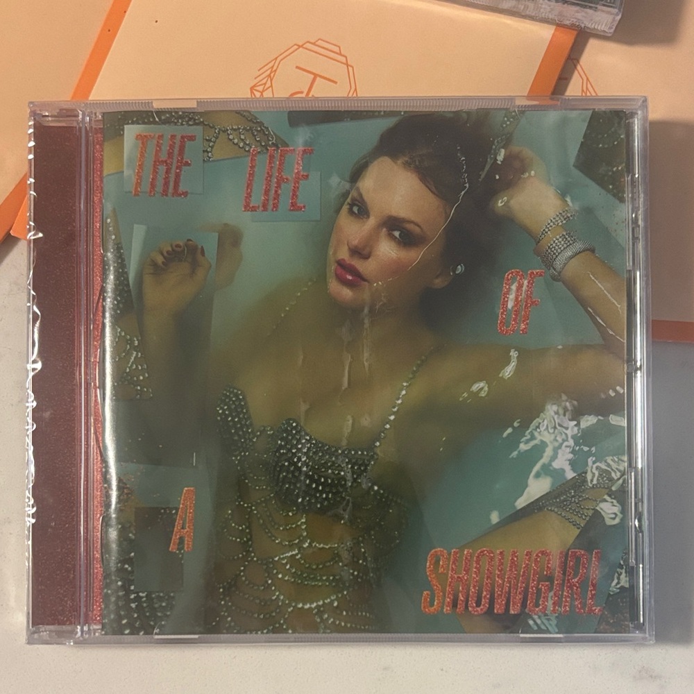 The Life Of a Showgirl LOT of 2 CDS TAYLOR SWIFT - Picture 2 of 5